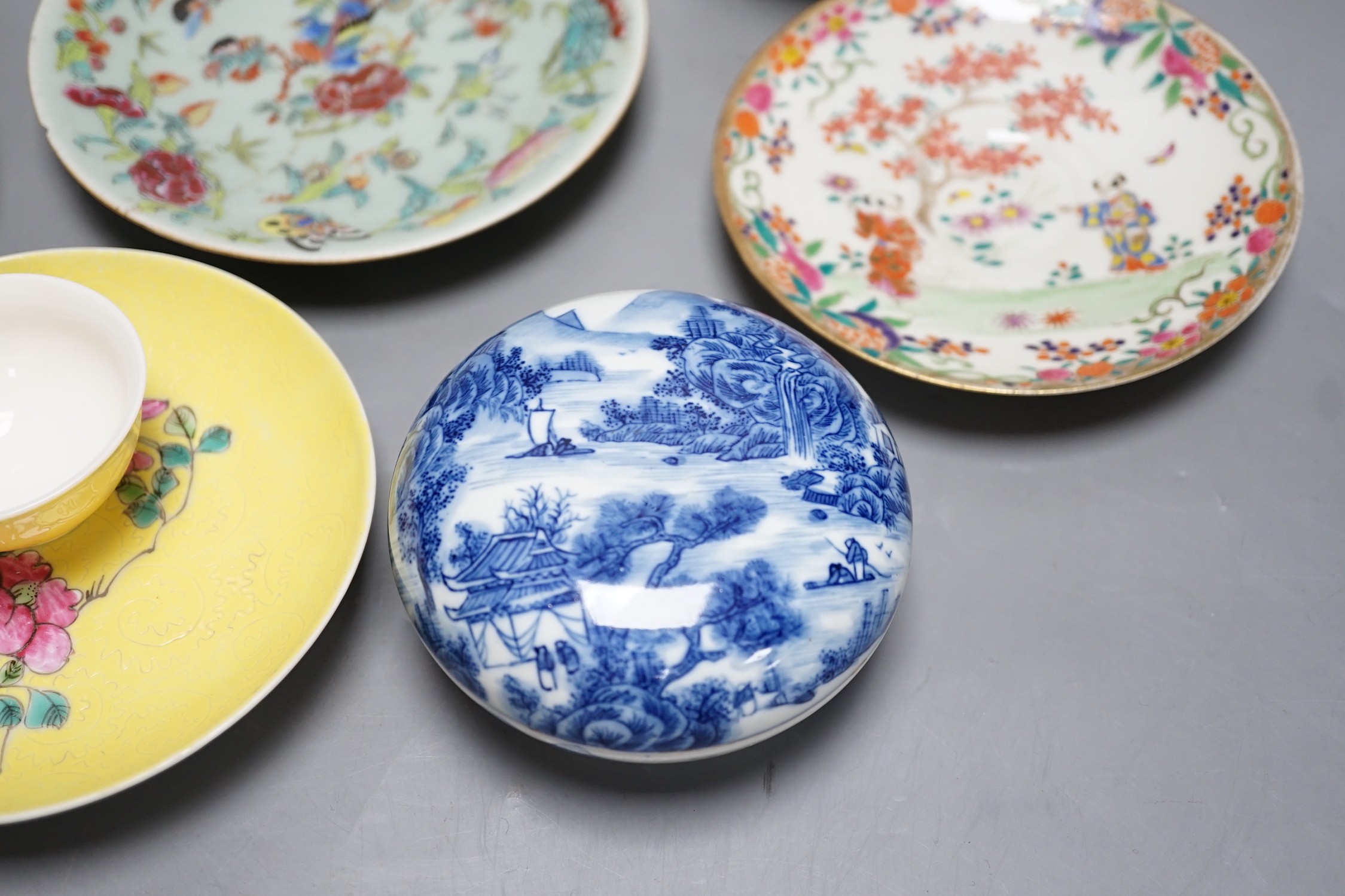 A group of assorted Chinese ceramics